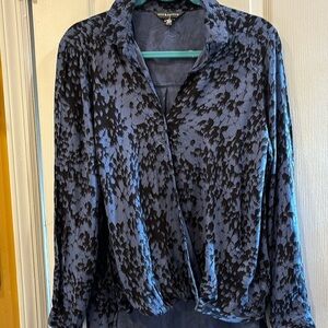 ROCK AND REPUBLIC.. BLUE AND BLACK DESIGN WRAP STYLE BLOUSE.. HI LOW HEM